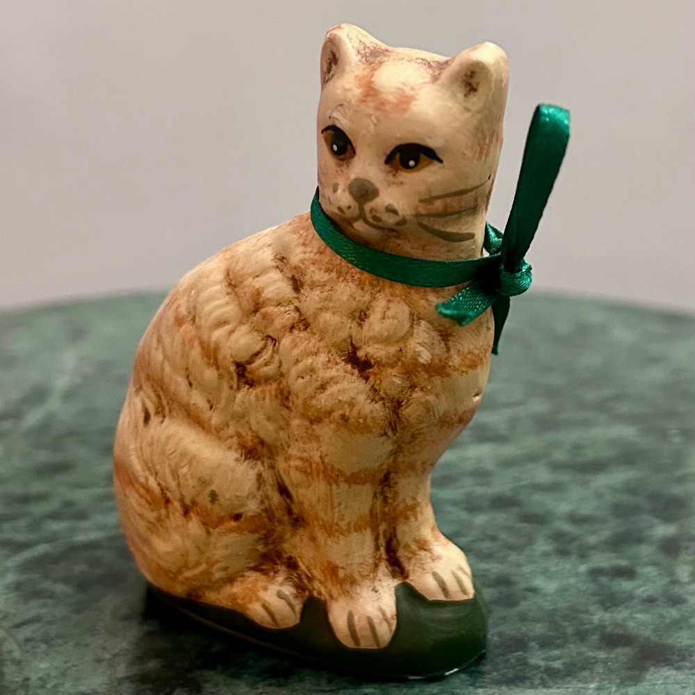 Vintage Style Orange Tabby Cat Figurine 3" Hand Painted with Green Ribbon Bow - Picture 6 of 7